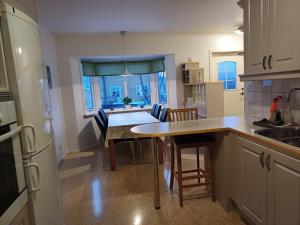 Kiruna accommodation Gustaf Wikmansgatan 6b villa 8 pers في كيرونا: مطبخ مع طاولة وغرفة طعام