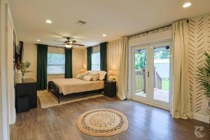 um quarto com uma cama e uma porta de vidro deslizante em Sunshine Cottage em Hollywood