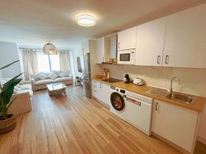Chakra House Fuerteventura - Affordable Rooms in a Cozy Guesthouse的厨房或小厨房