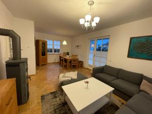Posezení v ubytování Haus Admiral mit Garten, 5 Gehminuten zum Strand, inklusive WLAN, Sauna, Kamin, Tischtennisplatte, Bollerwagen für den Strand