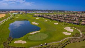 una vista aérea de un campo de golf con un lago en 1137GV CHAMPIONS GATE,CONDO + GAME ROOM, en Kissimmee