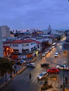 Una ciudad con coches estacionados en una calle por la noche en La Belgrano en Salta