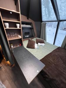 En eller flere senge i et værelse på AuroraHut at Sauna Retreat + 38 billeder