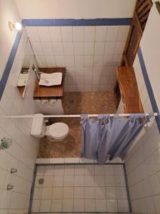 La petite salle de bains est pourvue de toilettes et d'un lavabo. dans l'établissement Casa Hacienda El Menco, à Rivas