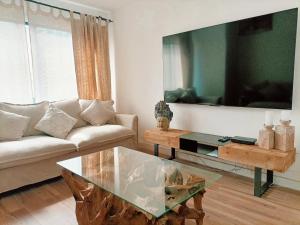 Chakra House Fuerteventura - Affordable Rooms in a Cozy Guesthouse的电视和/或娱乐中心