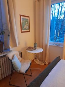 ein Schlafzimmer mit einem Tisch, einem Stuhl und einem Bett in der Unterkunft Kurpension Parkfrieden in Bad Pyrmont