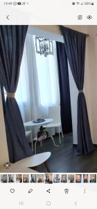 Zimmer mit blauen Vorhängen, einem Tisch und einem Tisch in der Unterkunft Geko Suite Toledo in Neapel