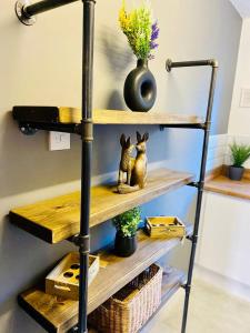 a shelf with two statues of cats on it at The Cwtch - Apartment in Cardiff/Penylan in Cardiff