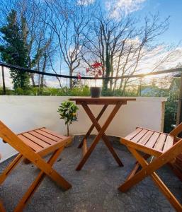 a picnic table and two benches on a patio at The Cwtch - Apartment in Cardiff/Penylan in Cardiff