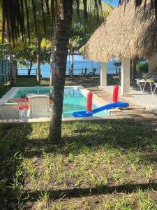 ein Pool mit zwei Schlauchbooten in einem Resort in der Unterkunft Ocean fronthouse in Salinitas in Acajutla