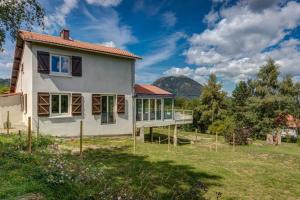 uma casa com vista para uma montanha em La Loge des Volcans - Vue Puy De Dôme em Saint-Genès-Champanelle