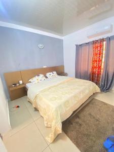 1 dormitorio con 1 cama grande en una habitación en Villadeluxe3, en Abomey-Calavi