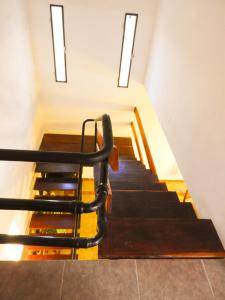 Una escalera con una silla encima en Descanso Serrano, en Tanti