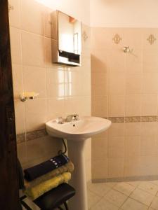 un baño con lavabo y espejo en Descanso Serrano, en Tanti