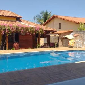 a swimming pool in front of a house at Cakau House - espaço amplo e aconchegante in Maricá
