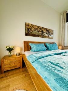 a bedroom with a bed with a wooden head board at Attraktive Wohnung im schönen Hinterhof in Schwerin