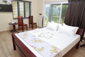 Ένα ή περισσότερα κρεβάτια σε δωμάτιο στο Nisarga Ayurveda