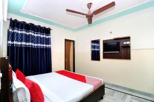 a bedroom with a bed and a ceiling fan at Flagship Hotel New Diamond in Sohāna