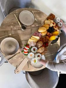 De Slaapsoof في Lier: طاولة خشبية عليها صحن من الطعام