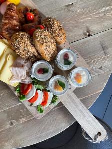 een bord met brood, zoete deegwaren en fruit bij De Slaapsoof in Lier