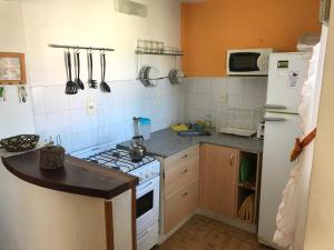 Il comprend une petite cuisine équipée d'une cuisinière et d'un réfrigérateur. dans l'établissement Complejo El Pinar, à Las Grutas