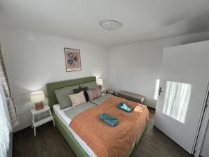 Szeglet Apartman في Andornaktálya: غرفة نوم مع سرير وطاولة خضراء للرأس