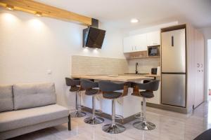Dapur atau dapur kecil di Vis Apartments Ivona i Daria