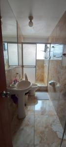 Apartamento con vistas a la montaña في كوسكو: حمام مع حوض ومرحاض