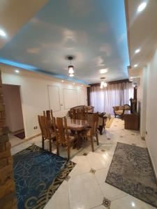 Un comedor con mesa y sillas en City Square - Apartments With Side Sea-View, en Alejandría