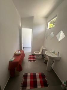 uma casa de banho com um lavatório e um WC em Stay'N Go em Uturoa