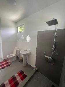 uma casa de banho com um WC e um lavatório em Stay'N Go em Uturoa