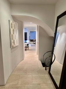 Habitación con pasillo con mesa y silla en Private Beautiful Townhome w Zen Garden, en Nueva York