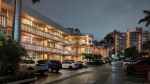 een parkeerplaats voor een groot gebouw bij PlayaBlanco Suites in Fort Lauderdale