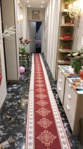 pasillo con alfombra roja en una habitación en La Casa di Sonia, en Savona