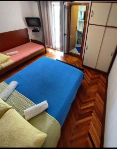 Postel nebo postele na pokoji v ubytování Manora Sucuraj 2 bedroom apartment