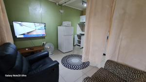 Cosy 2 bedroom unit with pool,Wifi的电视和/或娱乐中心