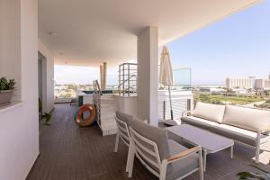 ein Wohnzimmer mit einem Sofa und einem Tisch in der Unterkunft YAMAS Urban Living Sunny Pool Penthouse in Limassol