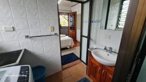 Cosy 2 bedroom unit with pool,Wifi的一间浴室
