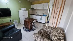 Cosy 2 bedroom unit with pool,Wifi的厨房或小厨房