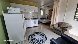 Cosy 2 bedroom unit with pool,Wifi的厨房或小厨房