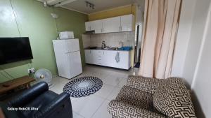 Cosy 2 bedroom unit with pool,Wifi的厨房或小厨房