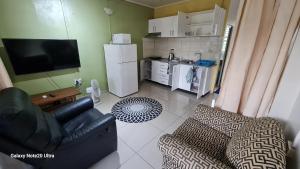 Cosy 2 bedroom unit with pool,Wifi的厨房或小厨房