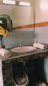 a bathroom with a sink and a toilet at Hôtel Restaurant BOUGAFER in Oulad Akkou