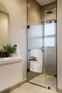 Ένα μπάνιο στο Penthouse 180° Luxury Ocean Suites - #405