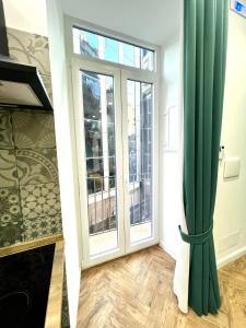 - un grand rideau vert dans une chambre avec fenêtre dans l'établissement Loft in Borgo, à Naples
