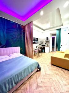 - une chambre avec un lit et un plafond violet dans l'établissement Loft in Borgo, à Naples