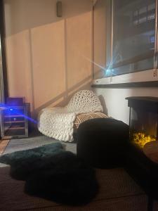 un soggiorno con letto e camino di Apartman priamo na svahu a Donovaly Altre 7 foto