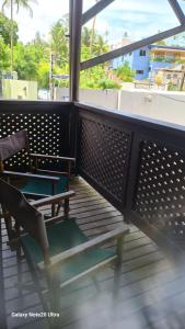 un balcón con 2 sillas y un banco en Cosy 2 bedroom unit with pool,Wifi en Suva