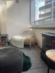 un soggiorno con una sedia e un tavolo di Apartman priamo na svahu a Donovaly