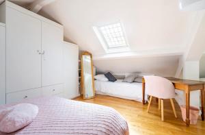 um quarto com uma cama e uma secretária em Cocon De confort proche de Paris em Créteil